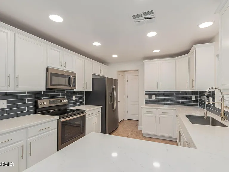 3031 E Harrison St — Photo 2
