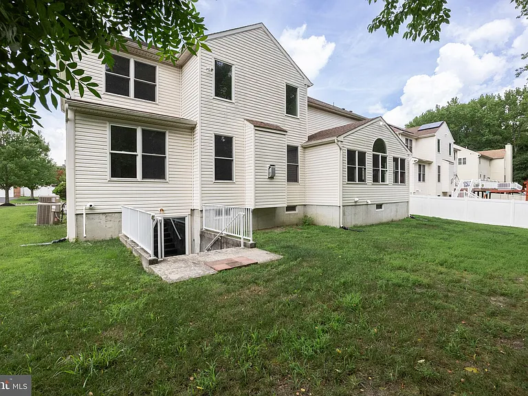 209 Peony Ln — Photo 32