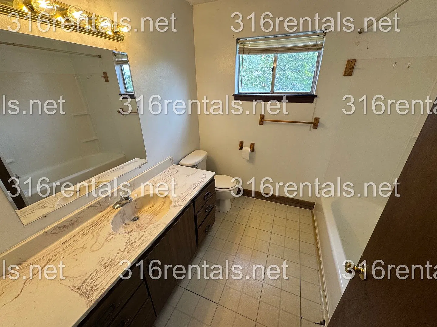 $850- 2 bed 1 bath - Townhomes — Photo 2