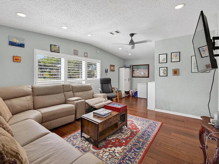 300 SW 25th Ave — Photo 8
