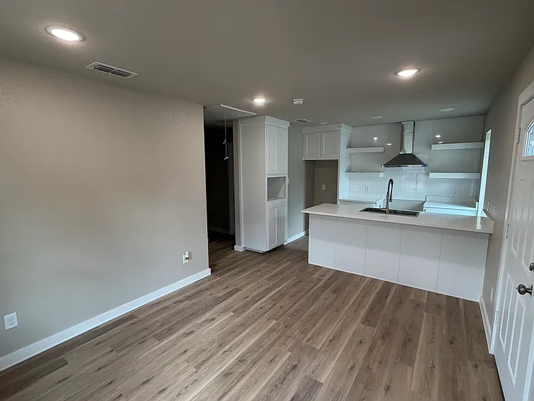 2825 Sara St — Photo 10