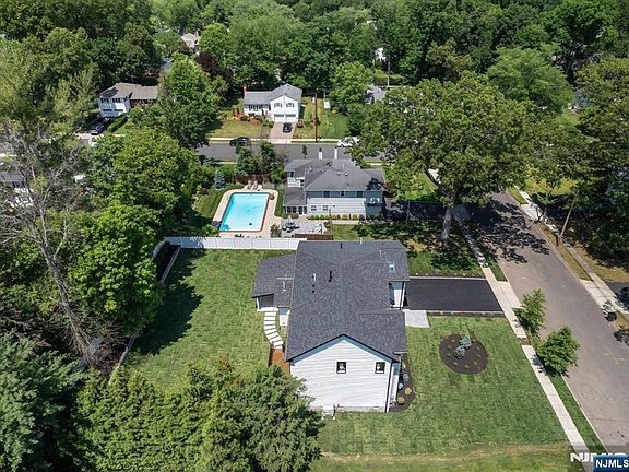 4th image of 513 Hensler Ln