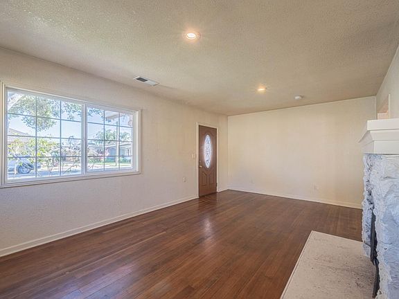 5th image of 40 Oak St