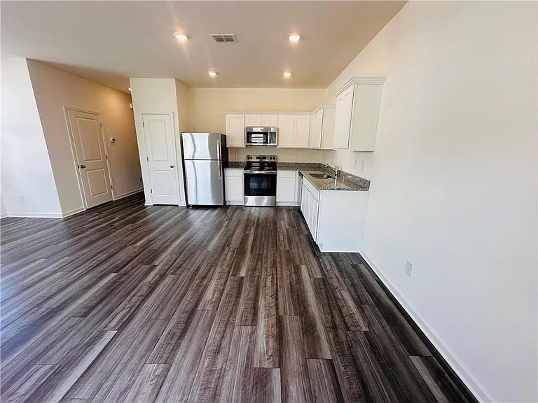 423 Towson St — Photo 8