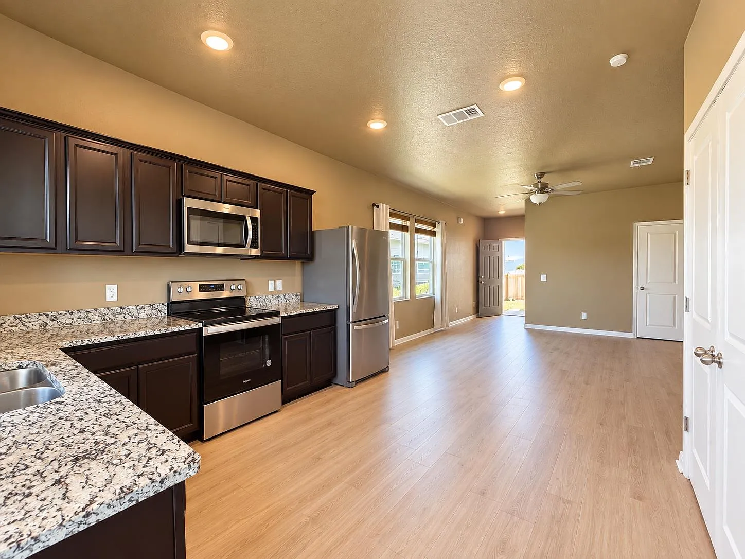 3 bed, 2.0 bath, 1200 sqft, $1,995 — Photo 2