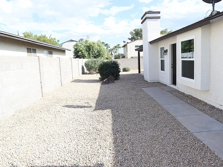 1449 E Kerry Ln — Photo 14