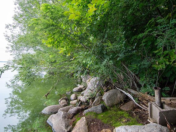 5th image of 609 Lakeshore Dr