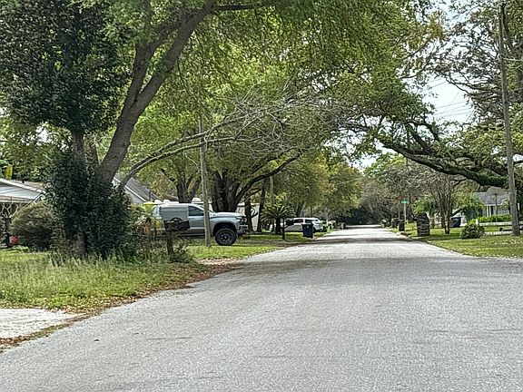 4th image of 712 W Country Club Dr