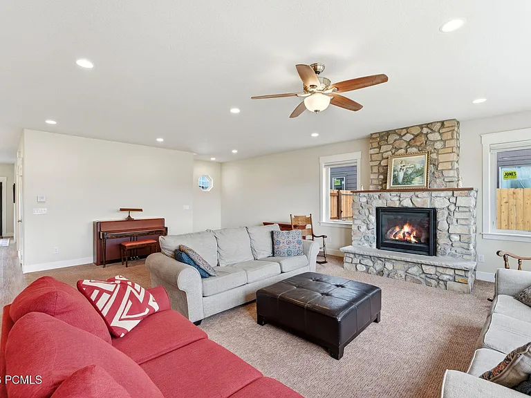415 E Earl St — Photo 17
