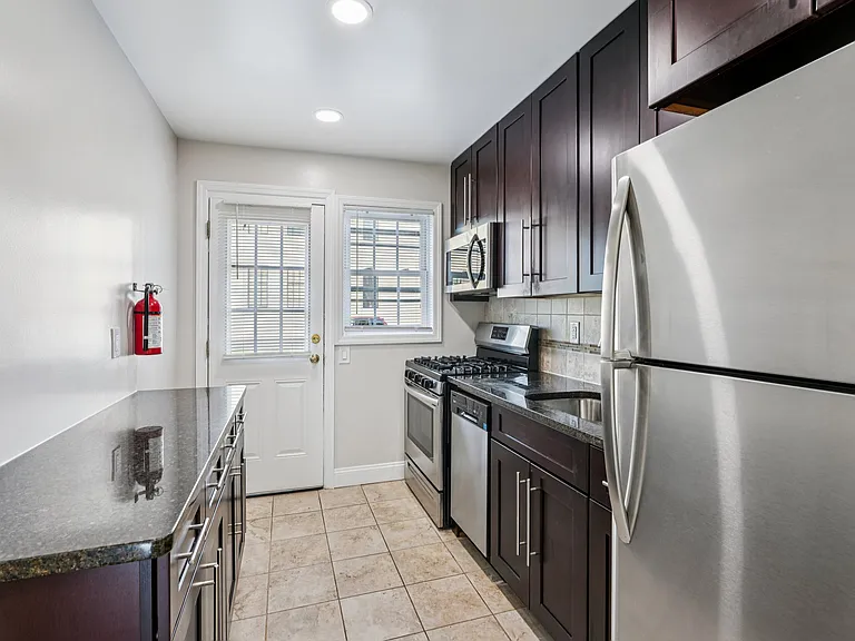 Manley Court Apartments — Photo 8