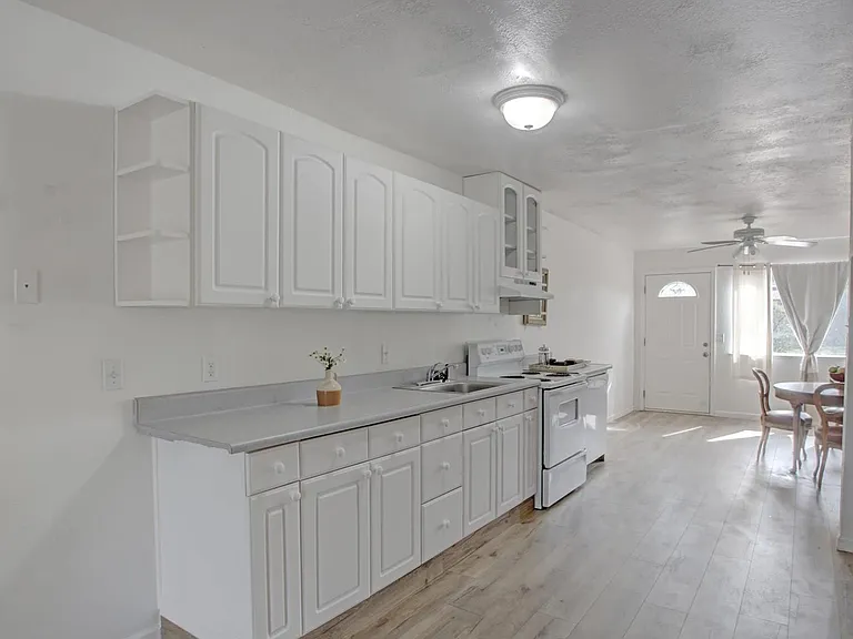 19096 Dyer Ct #5 — Photo 2