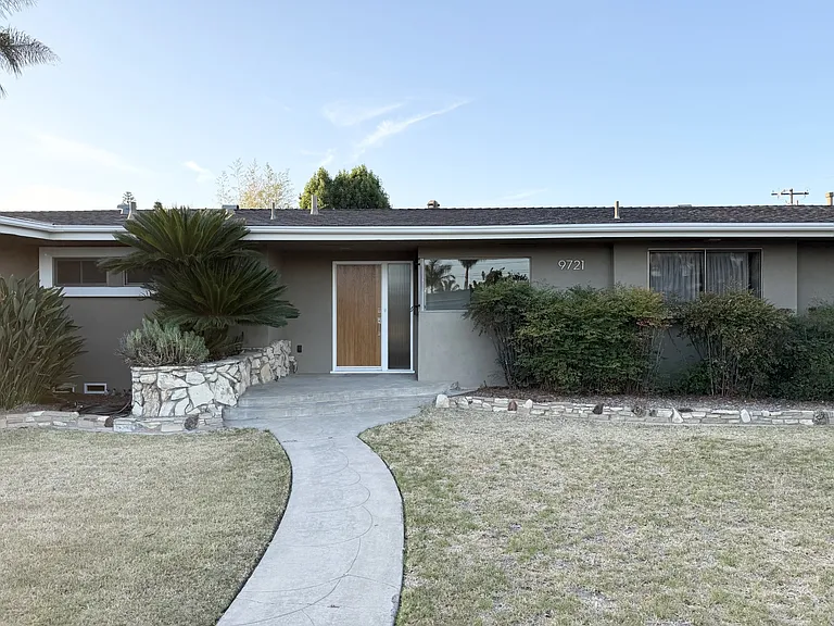 9721 Orangewood Ave — Photo 2