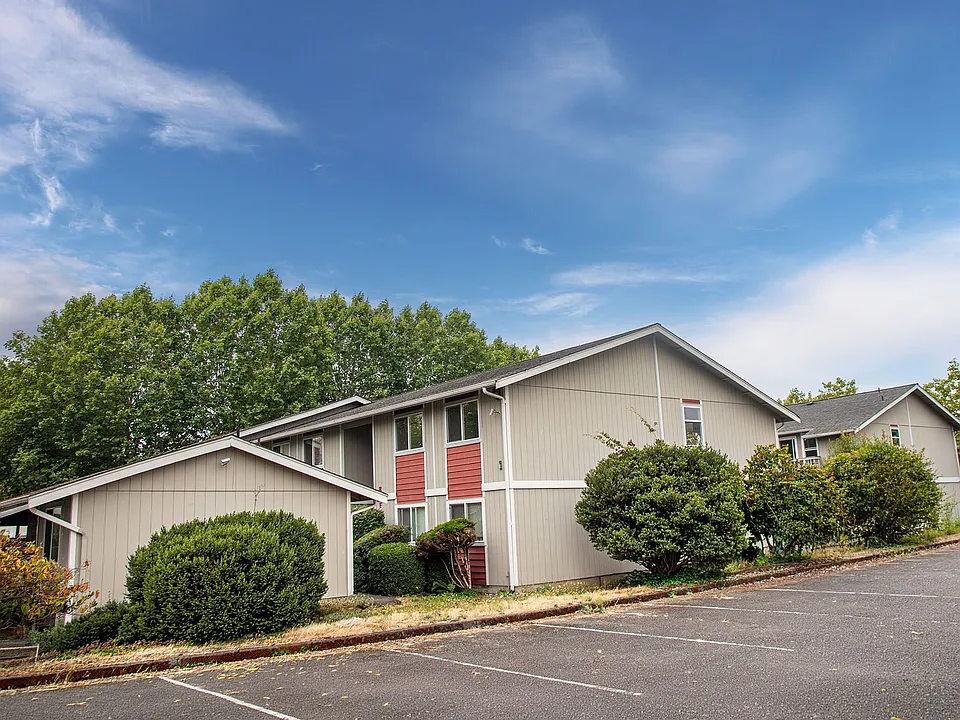 2102-2104 62nd Ave E