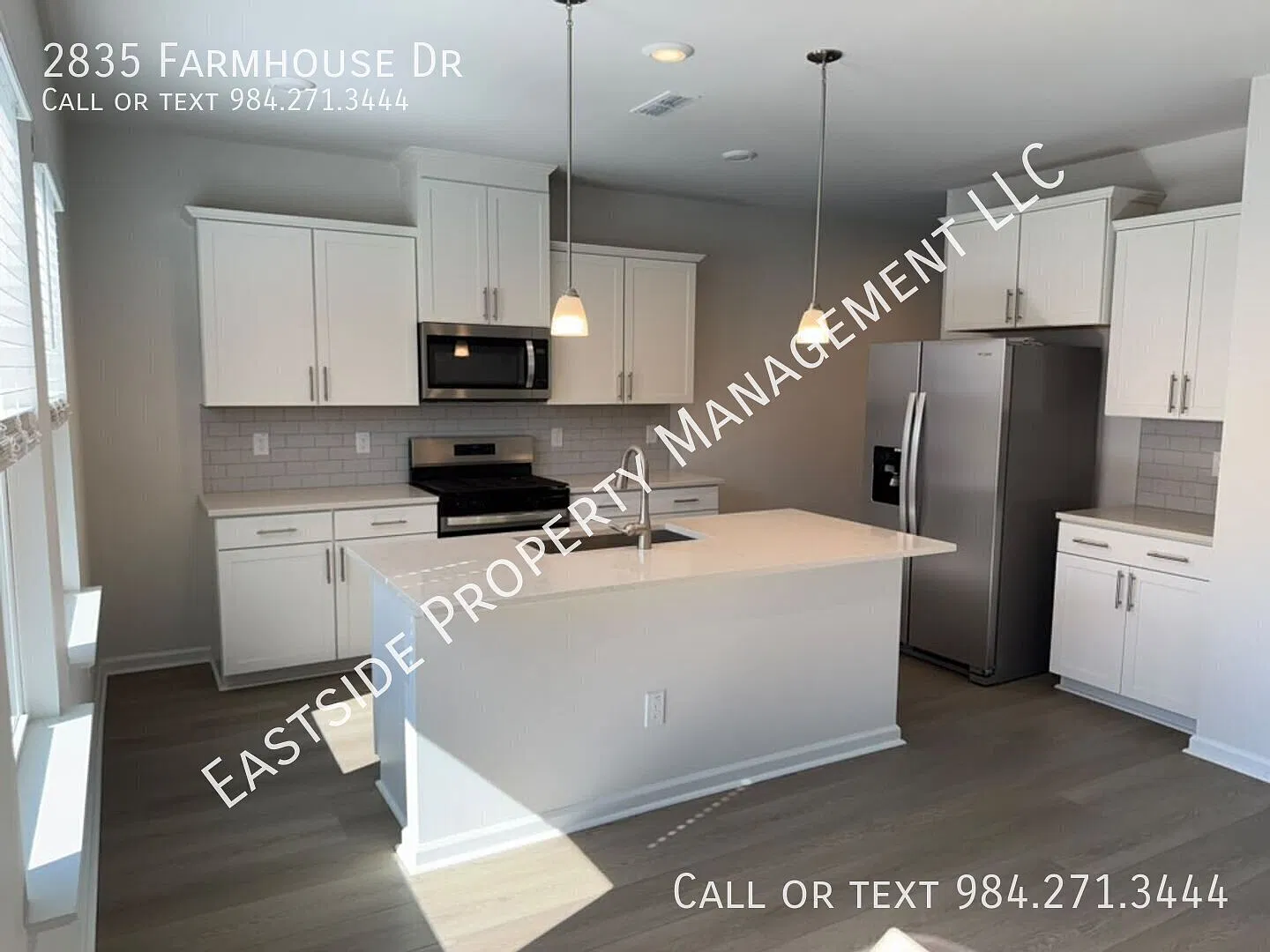 Beautiful & Gorgeous End Unit Townhouse With Spacious Layout, Community Pool & In Prime Location ... — Photo 2