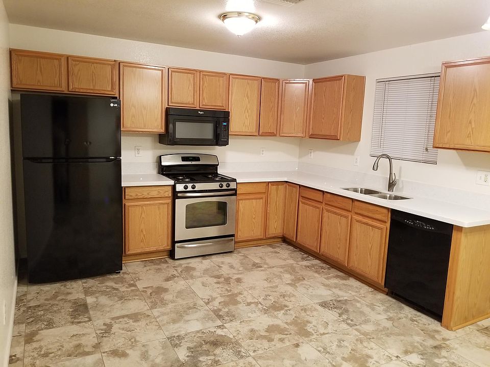 Beautiful large kitchen with quartz countertop and gas range