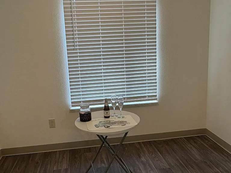 Windsor Manor Apartments — Photo 7