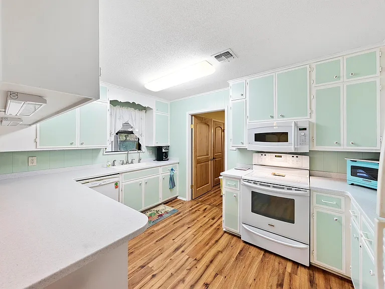 101 E Grothe St — Photo 9