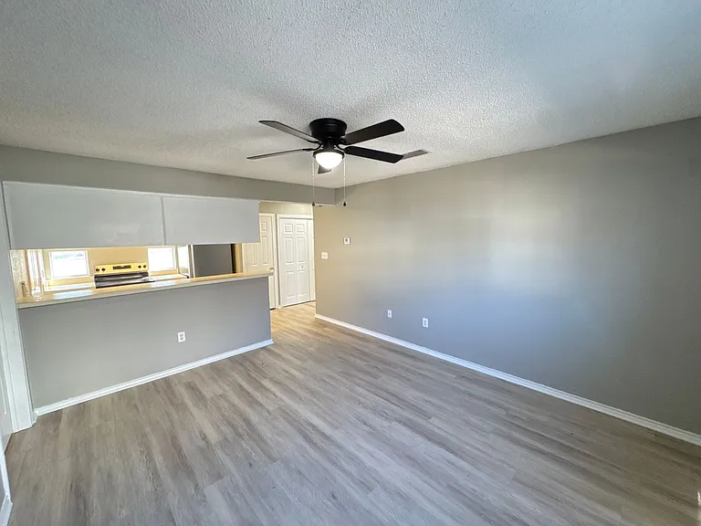 2310 W Hickory St — Photo 2