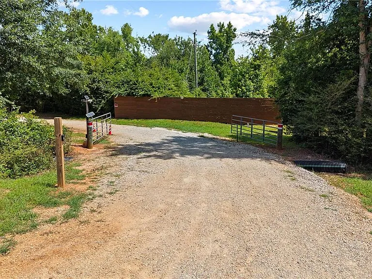 221 Columbus Dr — Photo 69