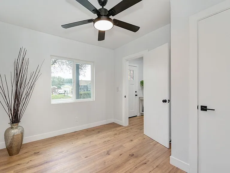 2277 Beaumont St — Photo 12