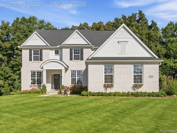 1213 Palatine Dr, Oakland, MI 48363