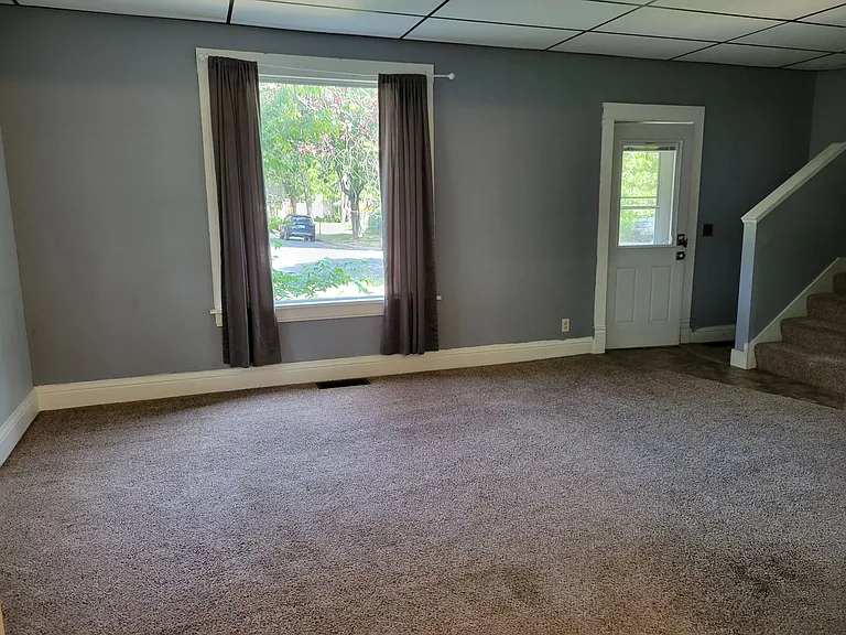 512 E Maple St — Photo 8