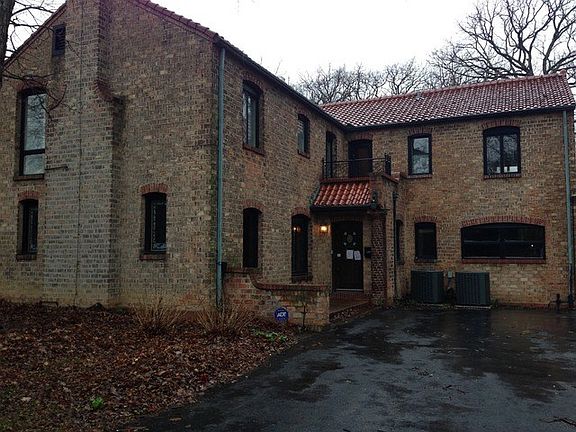3rd image of 2433 Brookwood Dr