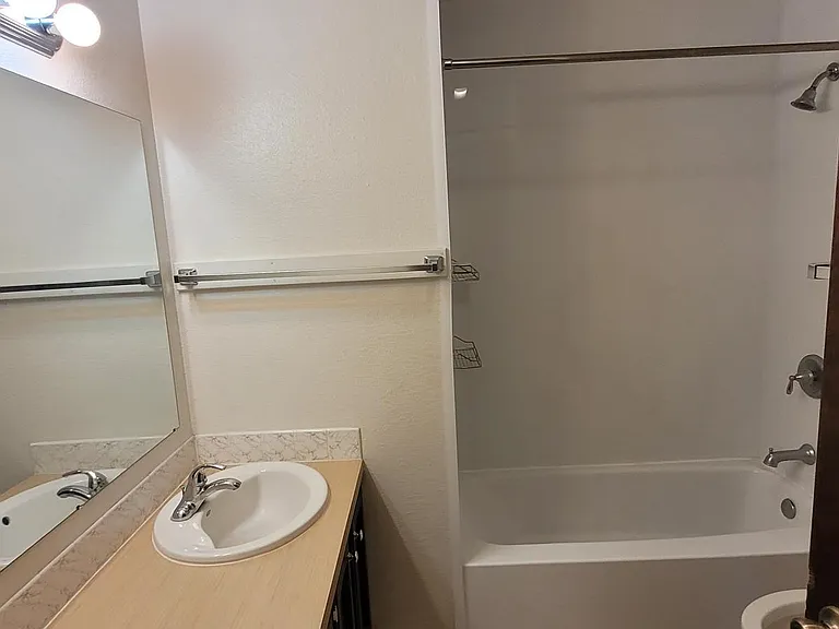 215 NW Coryell Ct — Photo 13