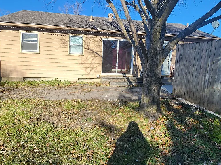 1624 E Oakland Ave — Photo 2