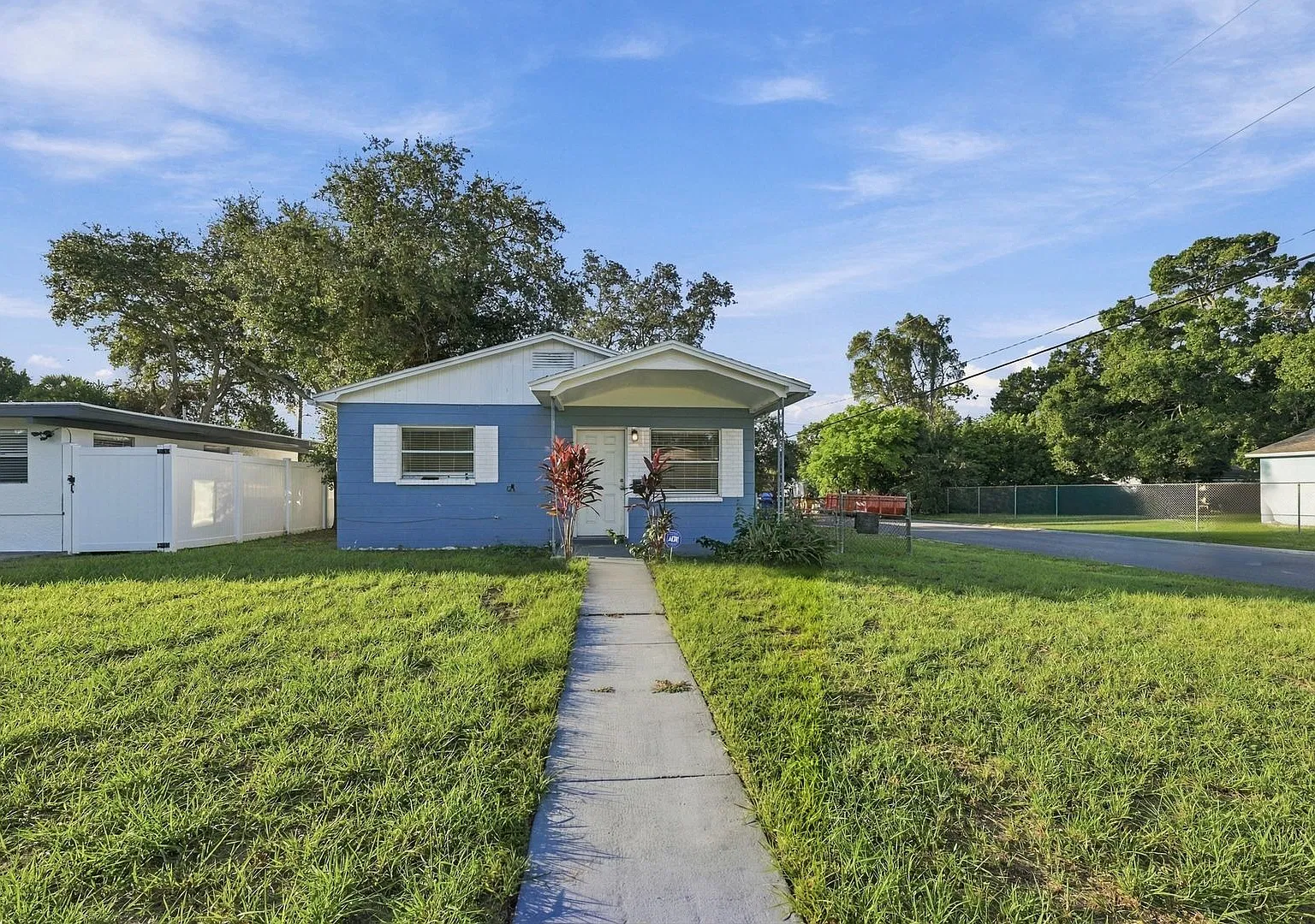 Fantastic 3BR/1Bath Home Available Now with Carport! — Photo 2