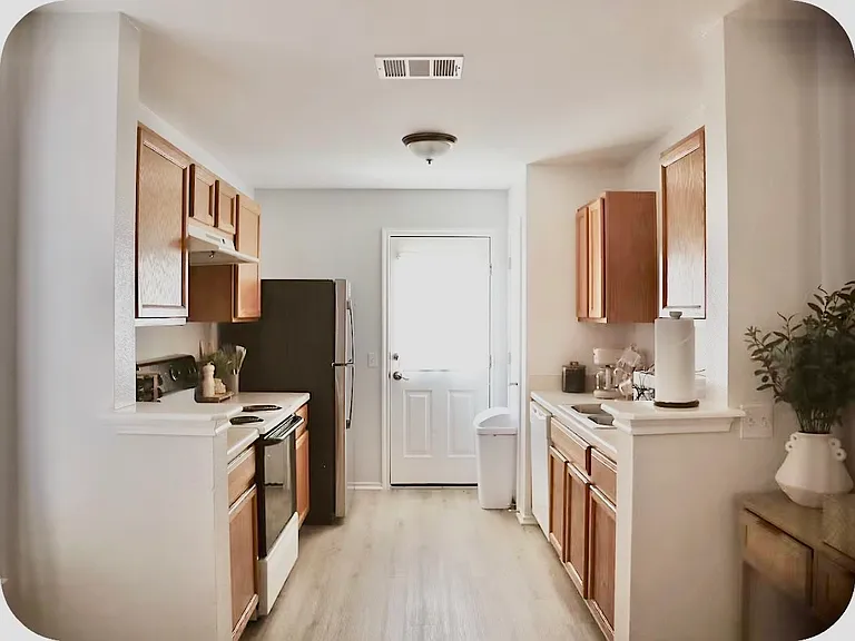 8608 Dittmar Oaks Dr — Photo 4