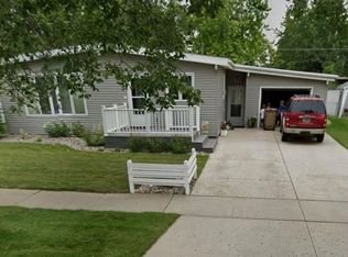 2521 Skyline Dr, Minot, ND 58703