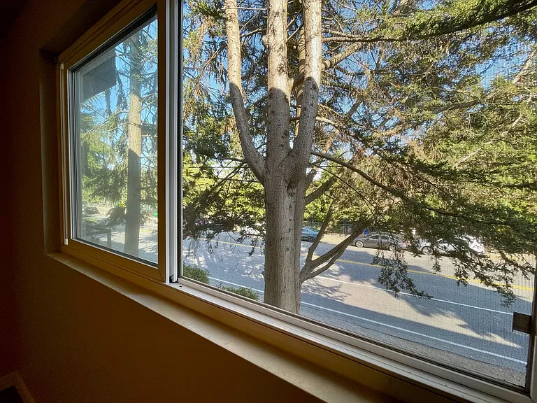 Spacious unit nestled across from Bitterlake Park & Lake, walk to shops and stores! — Photo 15