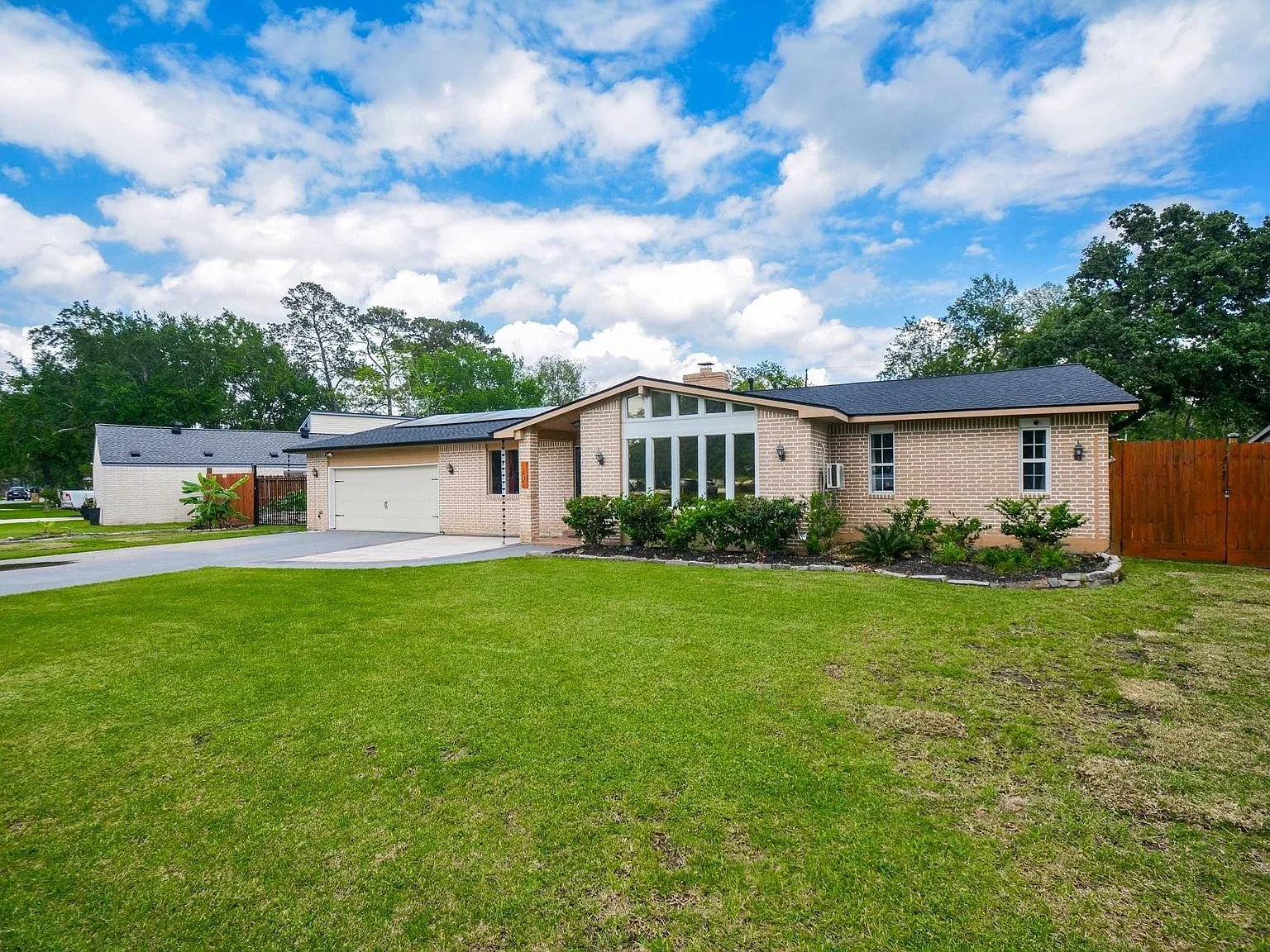 5 bed, 3.5 bath, 2656 sqft, $3,000 — Photo 1