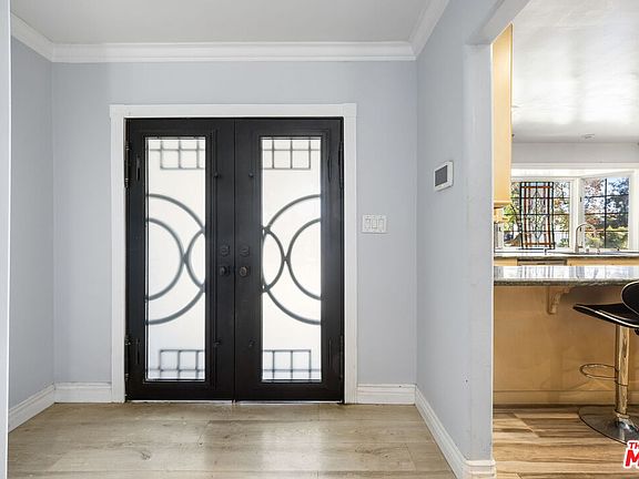 3rd image of 8837 Oak Park Ave