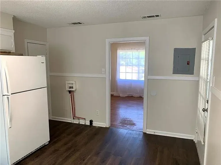 1404 Stevens Ln — Photo 12