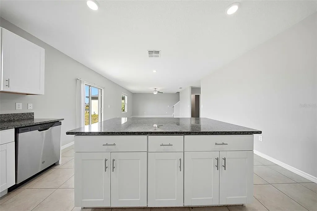 4 bed, 2.5 bath, 2635 sqft, $2,700 — Photo 4