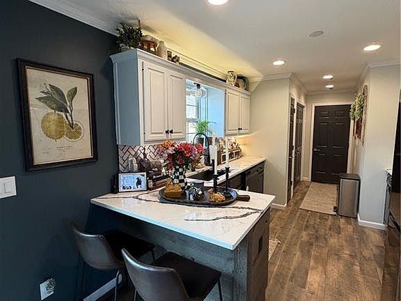 5th image of 430 Valley Rd