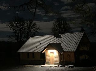 284 Hogan Rd, Oakland, OR 97462