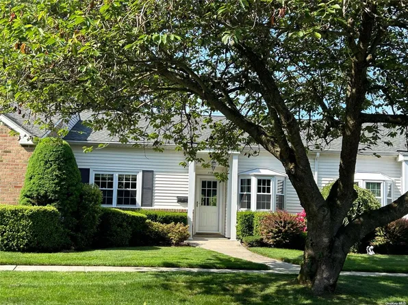 119 Harbor #119, Amityville, NY 11701