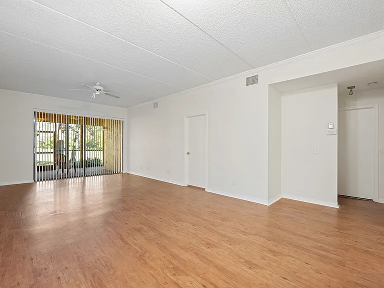 121 Lindsay Ln — Photo 9