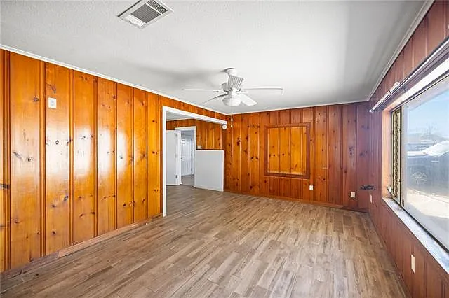 112 N Scanlan St — Photo 3