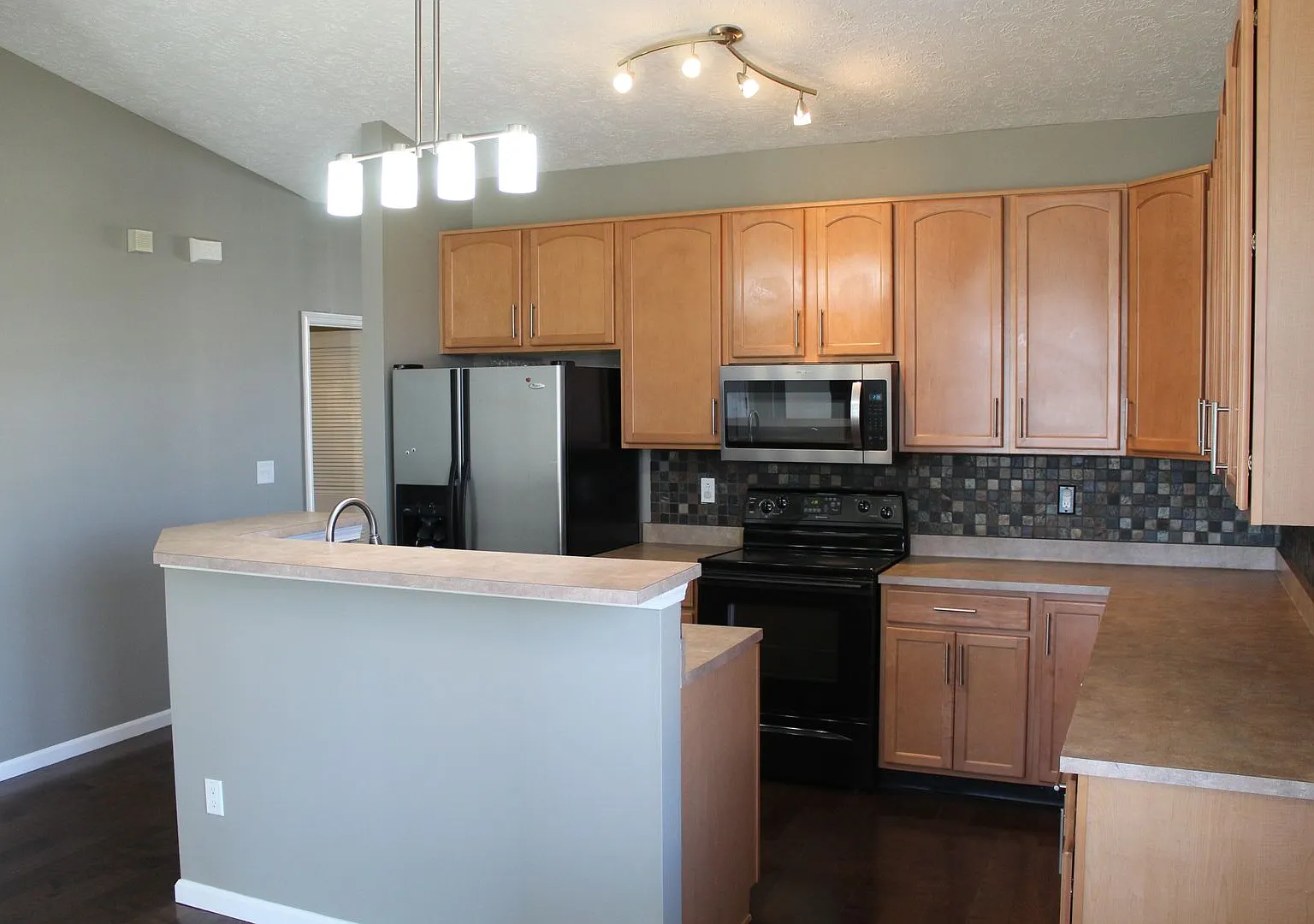 Cute 3BR Ranch in Avon! — Photo 3