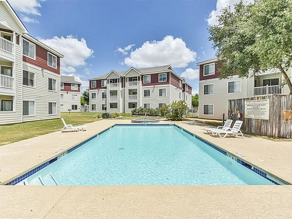 4th image of 525 Sw Pkwy #104