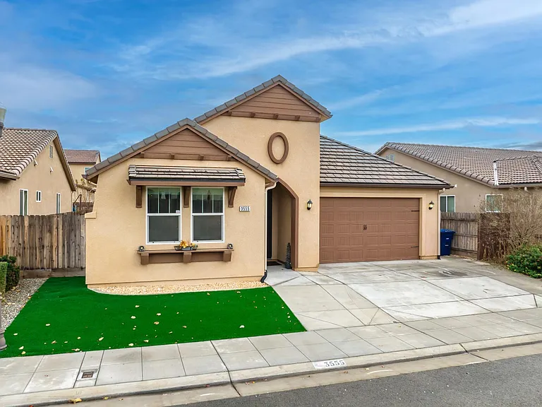 3555 Encino Ave — Photo 2