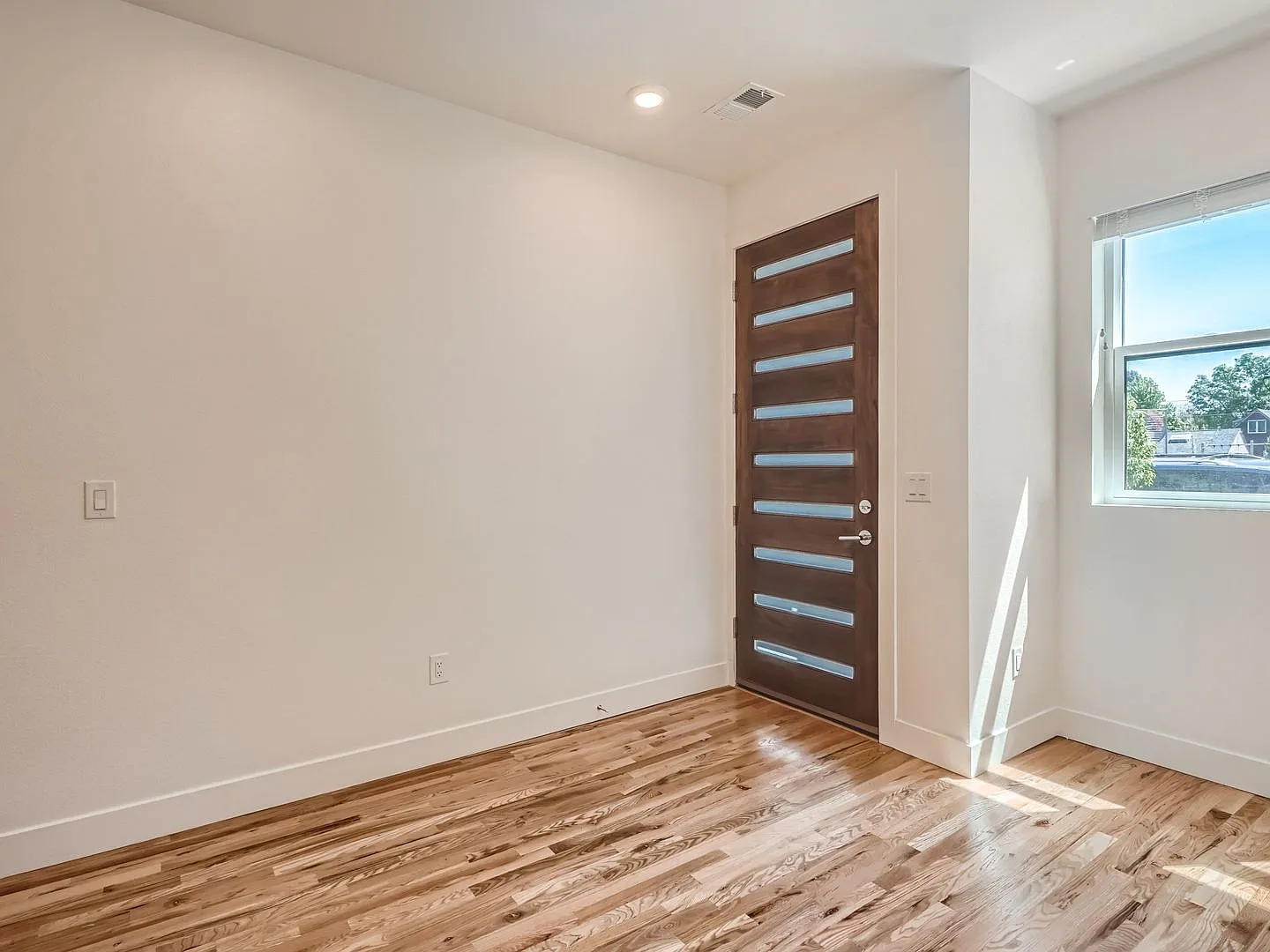 Lux 3 Bedroom Townhome with Private Yard — Photo 4