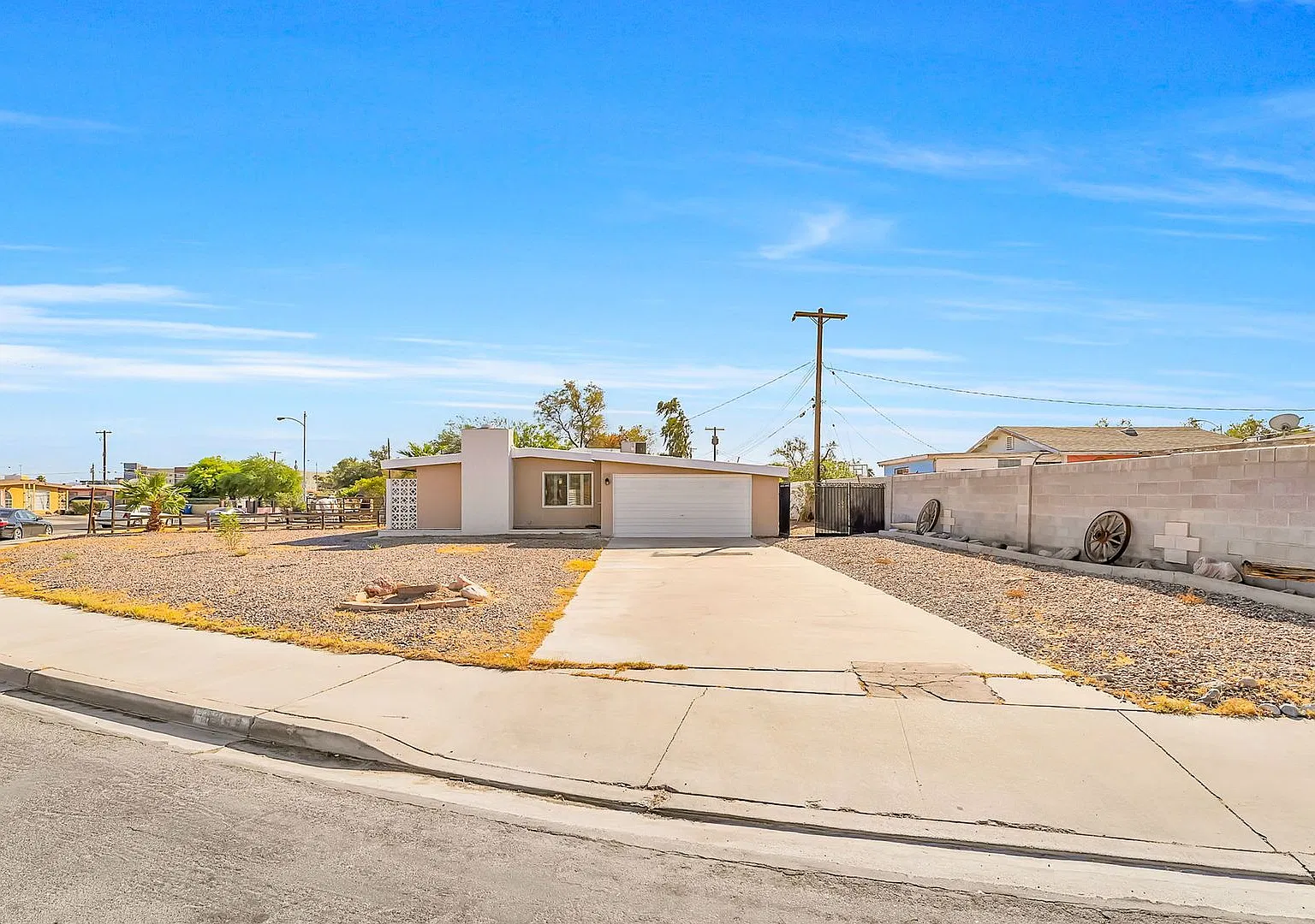 Spacious Single-Story Home on an Expansive Lot Near Central Las Vegas! — Photo 1