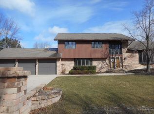 37 Carlisle Rd, Hawthorn Woods, IL 60047