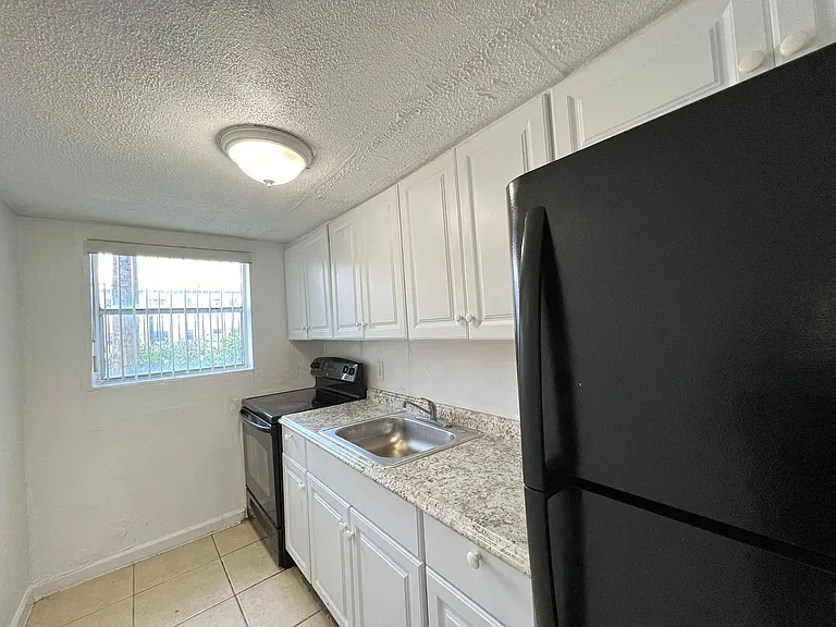 St George Apartments — Photo 35