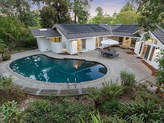3rd image of 12 Sunset Ln